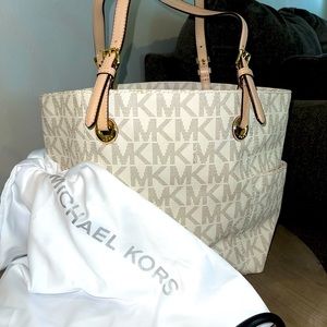 Michael Kors never used purse!